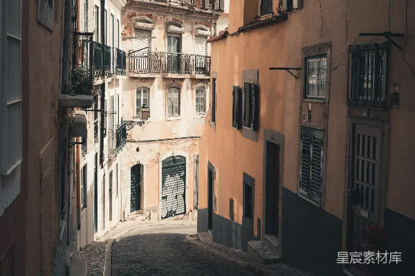 高清摄影 一条狭窄的鹅卵石街道，两旁是建筑。