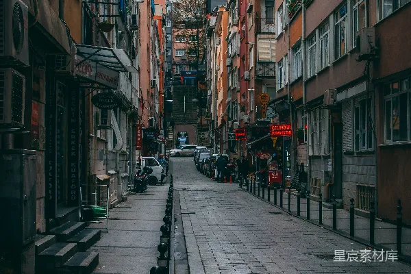 高清摄影 一条街道两旁排列着高楼和停着的汽车。