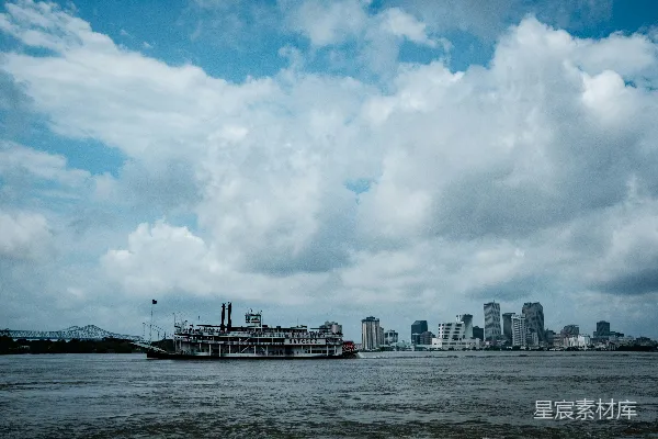 白河与黄河流水中的船