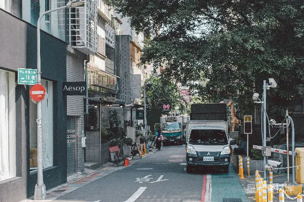 高清摄影 一辆面包车停在路边。