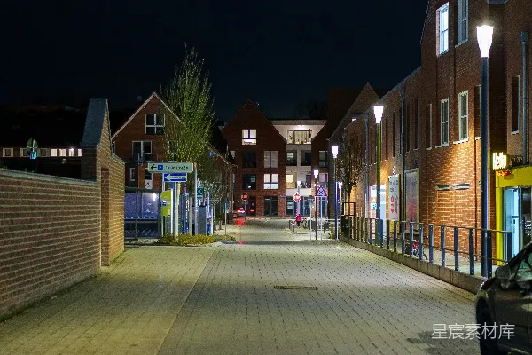 高清摄影 街灯照亮了夜晚安静的砖块街道。