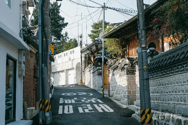 高清摄影 一条狭窄的街道，街道的一侧有一个标志。