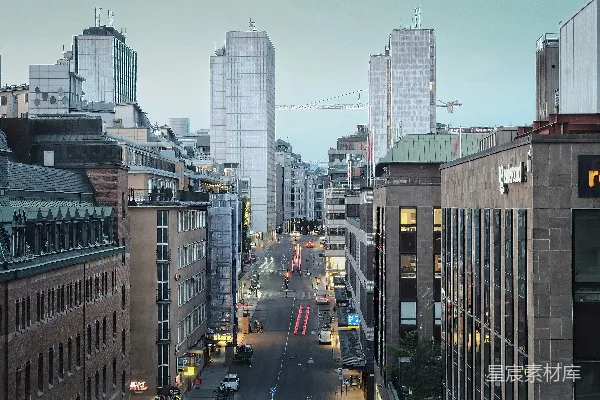高清摄影 一条城市街道，背景中有高大的建筑物。