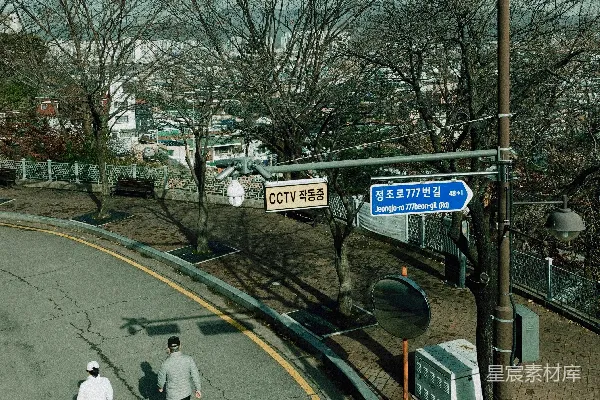 高清摄影 几个人沿着街道走着