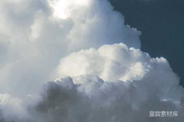 空中飞行的飞机周围有许多云朵。
