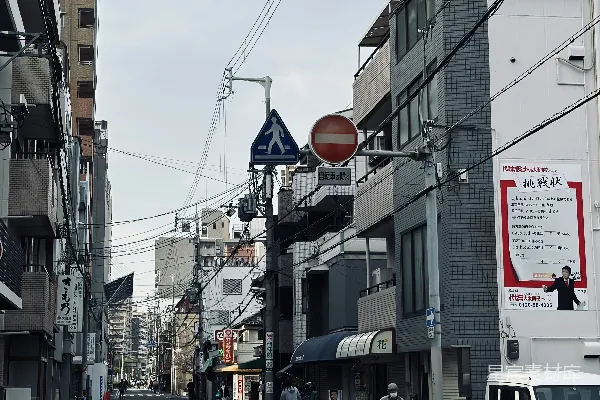 高清摄影 一个人沿着街道行走，旁边是高楼大厦。