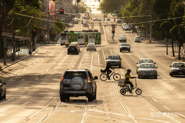 高清摄影 繁忙的城市街道，有汽车和自行车