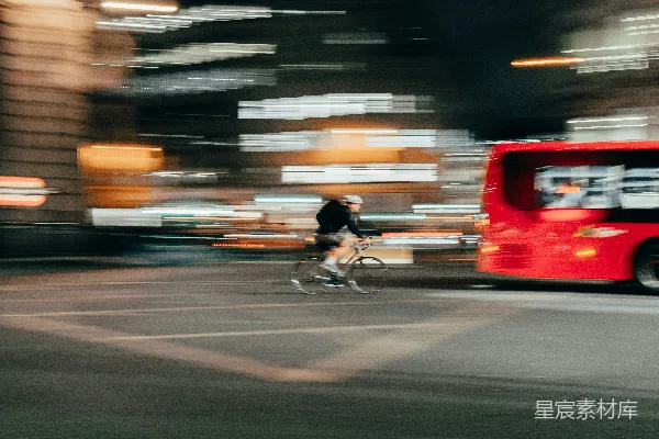 高清摄影 一张模糊的红巴士的照片，拍摄于城市街道。