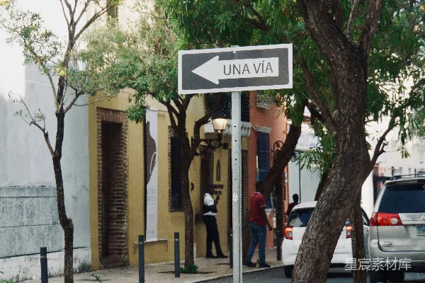 高清摄影 一个指向左边的“una via”标志牌。