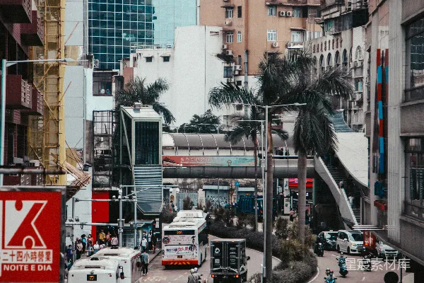 高清摄影 一条挤满车辆的城市街道，两旁是高大的建筑物。