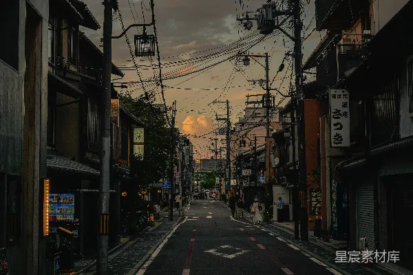 日本黄昏时的街景，天空布满云彩。