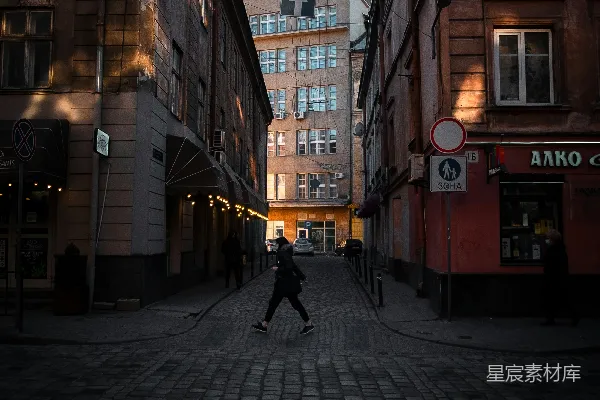 高清摄影 晚上在棕色混凝土建筑附近的人行道上行走的人们