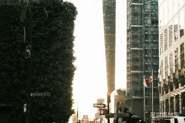 高清摄影 一个男人正在街道旁边骑自行车。