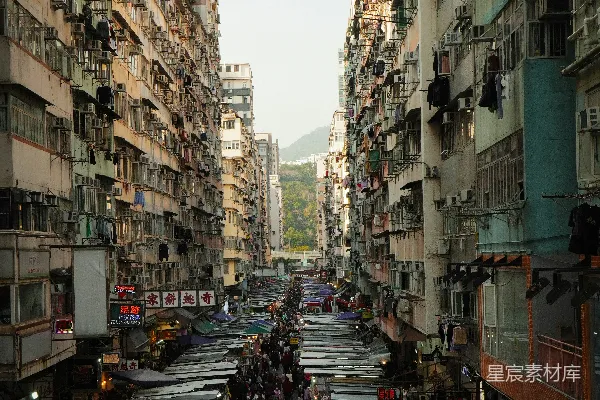 高清摄影 繁华的街边市场，高楼大厦之间。
