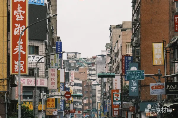高清摄影 打着伞的人横穿马路