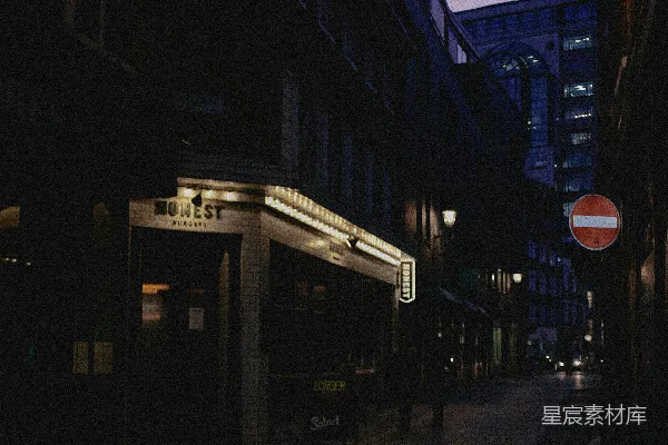 高清摄影 夜晚在人行道上行走的人们