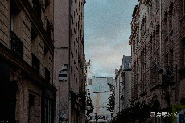 高清摄影 一条狭窄的城市街道，两旁是高大的建筑。