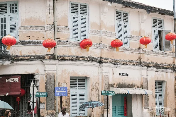 高清摄影 白天，棕色混凝土建筑前的人们