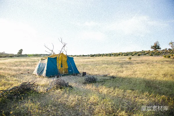蓝色和黄色的野营小屋在田野上