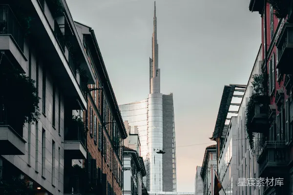 高清摄影 一条两旁高楼林立、停着汽车的城市街道
