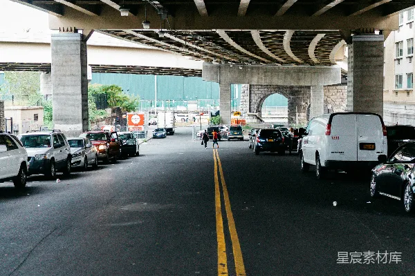 高清摄影 桥下停着的汽车