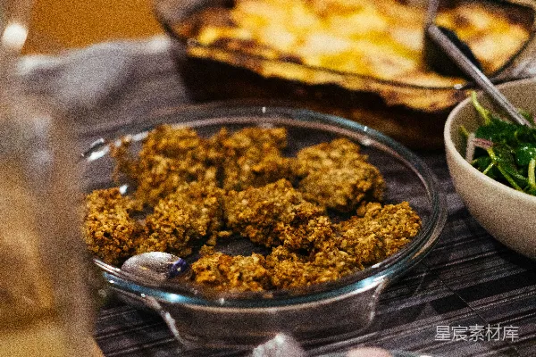 包括火腿、炖菜和炸饼的一道菜肴。