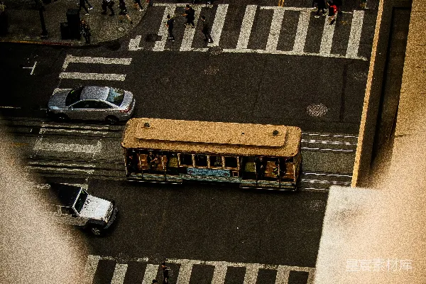 高清摄影 黄色的公共汽车在铺设好的道路上行驶。