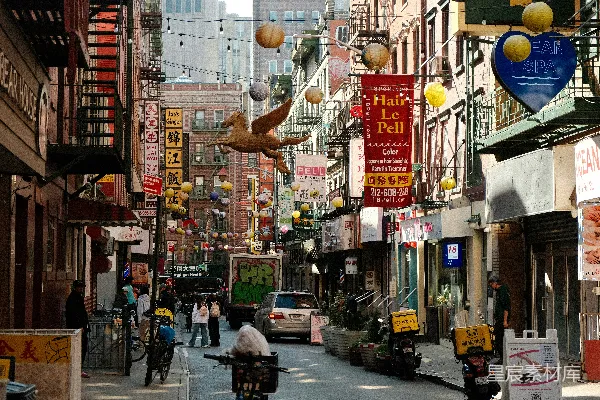 高清摄影 一条繁忙的城市街道，挤满了各种车辆。
