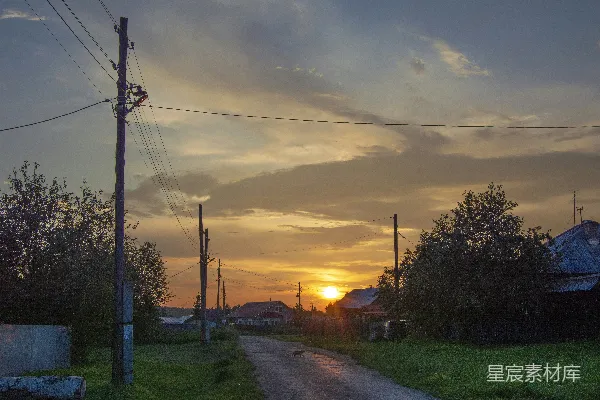 夕阳西下，映照着一个乡村地区。