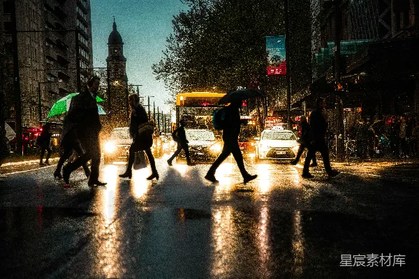 高清摄影 在雨天，人们走在人行道上。