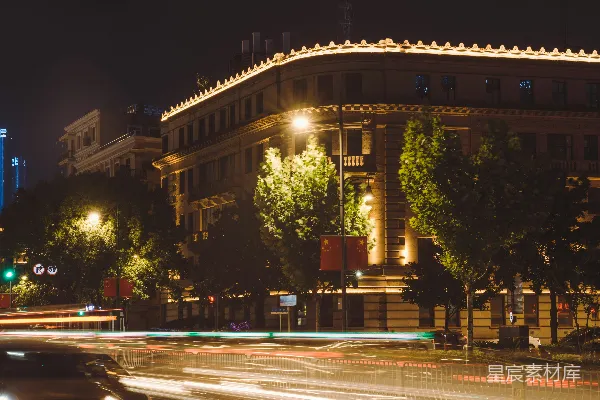 高清摄影 繁忙的城市街道在夜晚，背景中有一座建筑物。