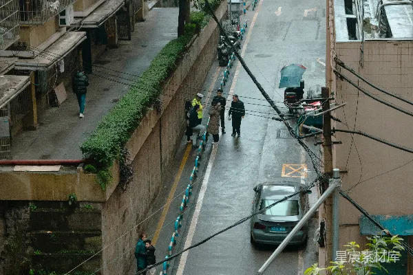 高清摄影 几个人在雨淋淋的街道上行走。