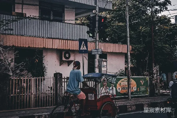 高清摄影 一名男子在道路上骑自行车。
