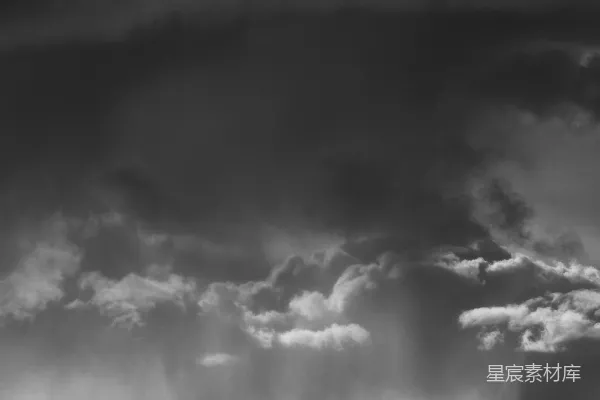 暴风雨中的暗淡海平线