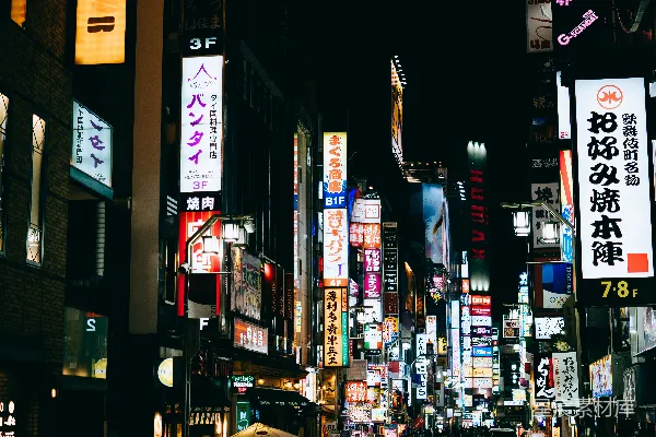 高清摄影 夜晚街道上行走的人们