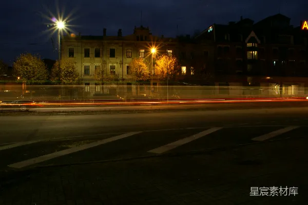 高清摄影 夜晚的城市街道，背景中有一座建筑物。