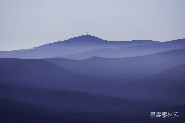 高清摄影 白天白云下黑色的山