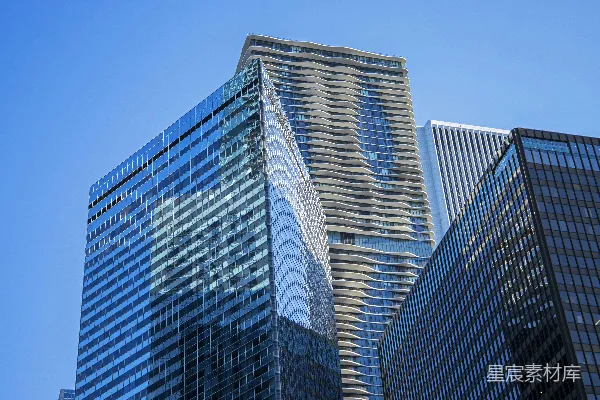 一群矗立在背景中的摩天大楼，天空是蓝色的。