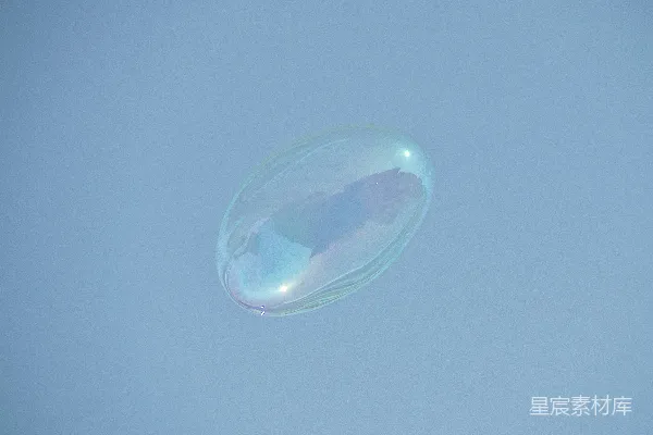 高清摄影 一个肥皂泡在晴朗的天气中漂浮在空中。