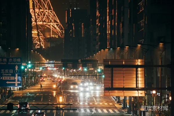 夜晚街道上挤满了车辆。