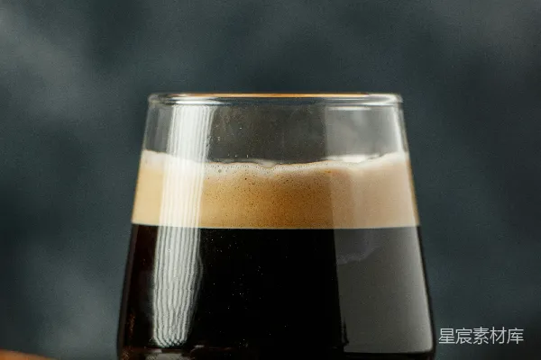 桌子上放着一杯啤酒。