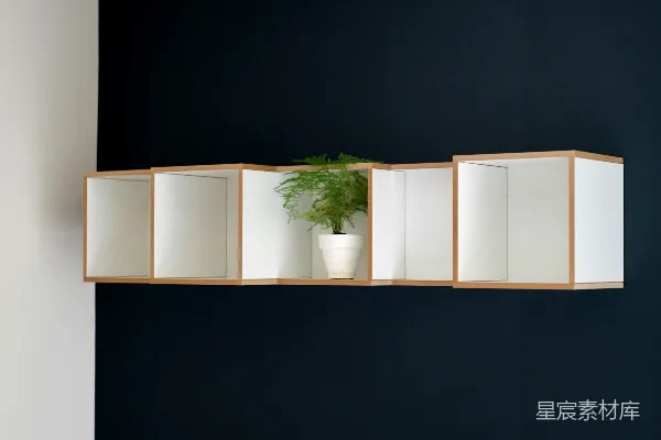 白木与棕木制成的橱柜