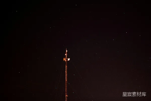 夜晚的电台塔与天上的星星