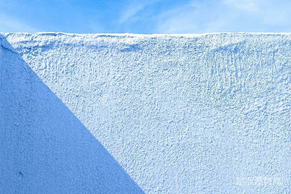 高清摄影 一个滑雪板手正从一个积雪的山坡上滑下来。