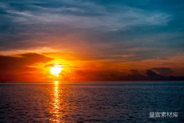 夕阳下的水面
