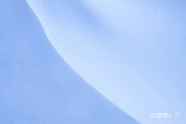 高清摄影 一个人在积雪覆盖的斜坡上滑雪。