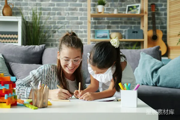 妇女和孩子一起在沙发上画画。