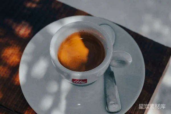 茶杯放在托盘上