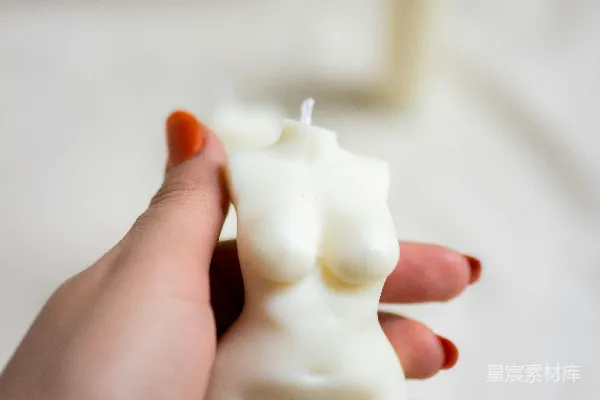 白色陶瓷雕像，表面为白色奶油色