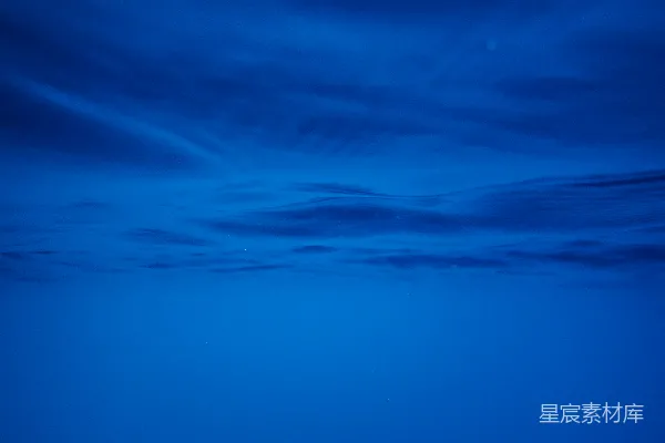 高清摄影 一架飞机在夜晚的天空中飞行。